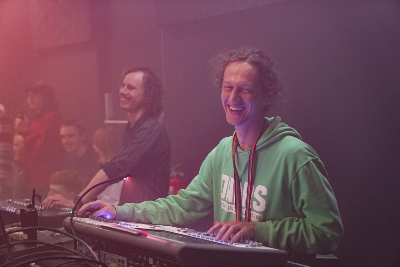 De lichtshow van 14 Nov 2024 met Teun(tje) is lichttech voor Ether Infinity Simplon met Aris als geluidstech